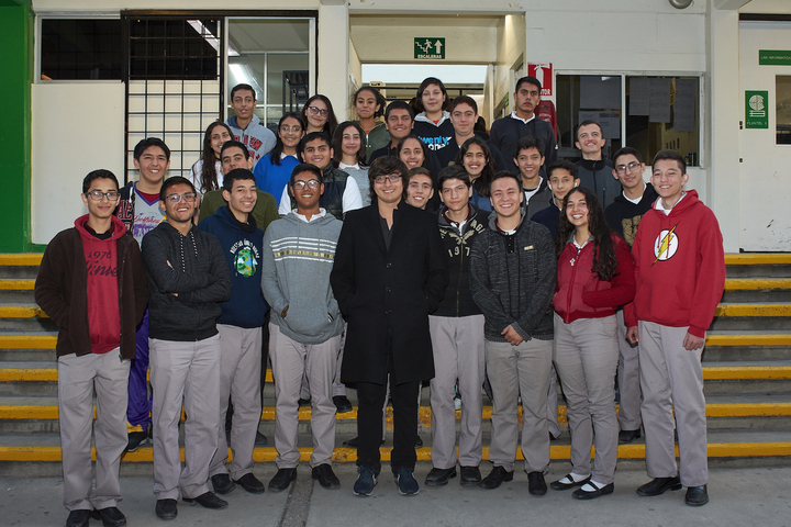 Miguel Romero, Director de Programas en omegaUp (centro) con alumnos del Colegio de Bachilleres de Chihuahua, México