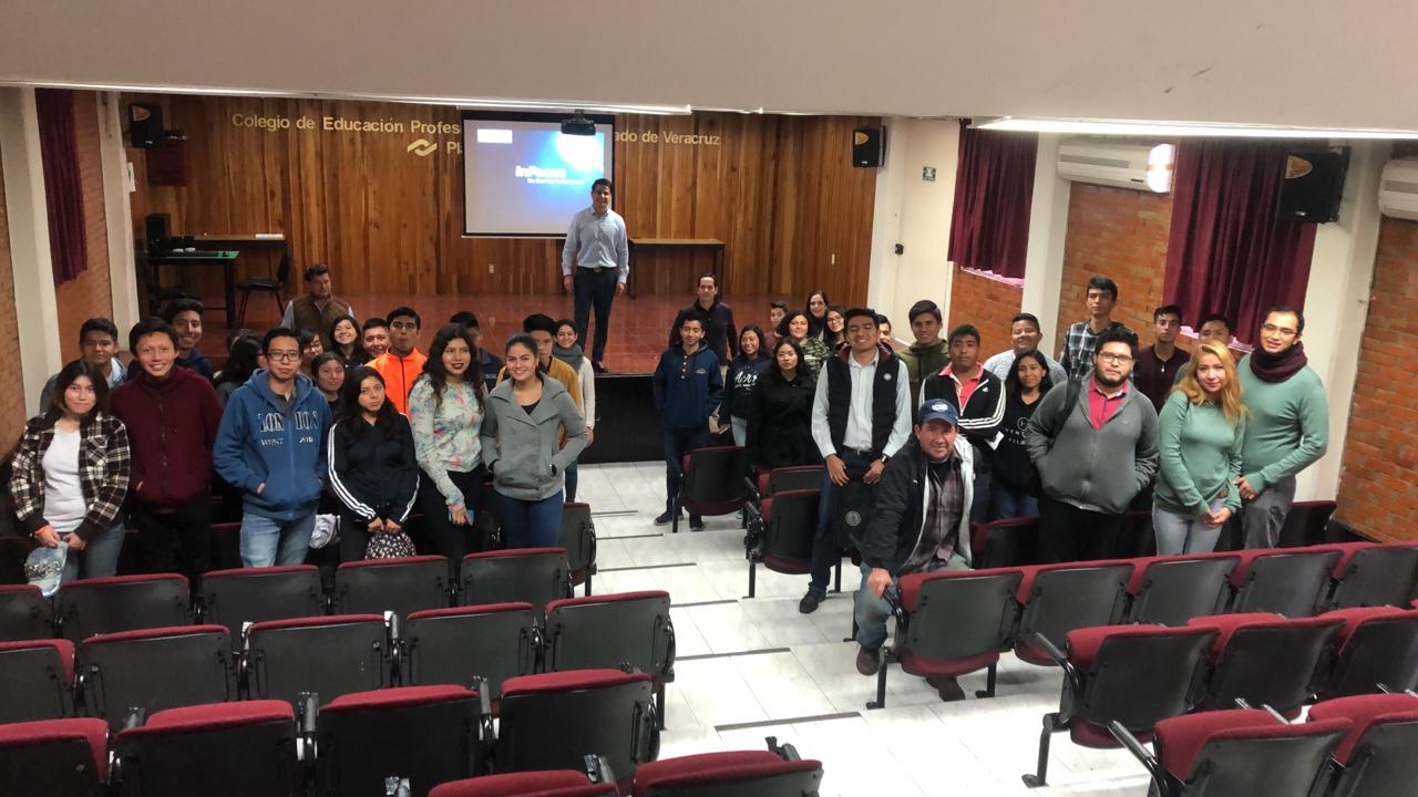 Salvador Segura (Director de Business Programs en Microsoft) platicando con alumnos del CONALEP 252 en Veracruz, México